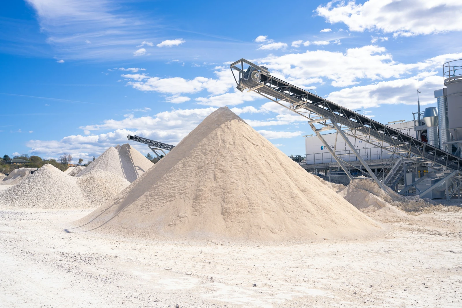 Large industrial bulk-material belt conveyor
